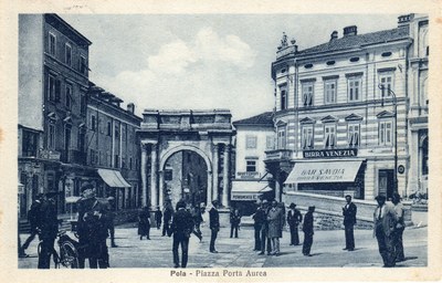 Pola : Piazza Porta Aurea
