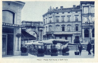Pola : Piazza Port' Aurea e Caffe Italia