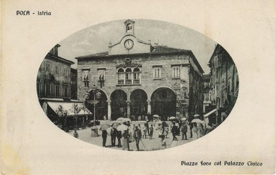 Pola : Istria : Piazza Foro col Palazzo Civico