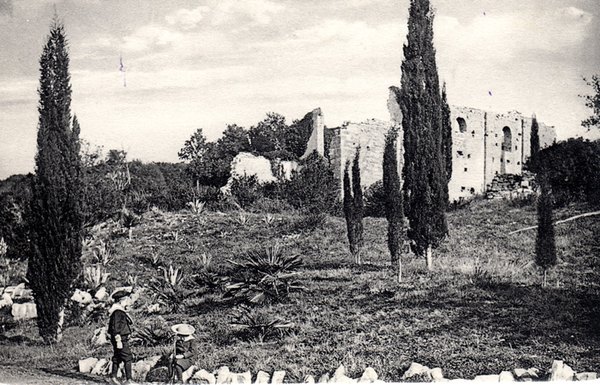 Brioni : blick auf die ruinen der basilika Santa Madonna